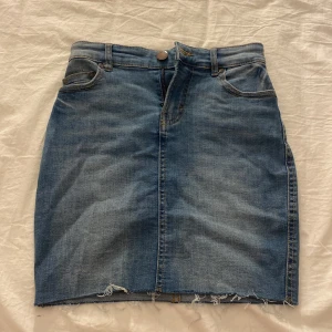 Jeans kjol 129 kr+frakt  - Fint skick! Stl 32