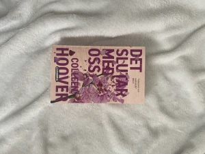 det slutar med oss bok på svenska  - kan tänka mej att frakta boken, har dock aldrig fraktar något så stort förr. Annars möts i Malmö På tredje bilden kan man se att jag vikt in sidorna som ett bokmärke. Men inget man tänker på mycket. Boken är köpt i amazon