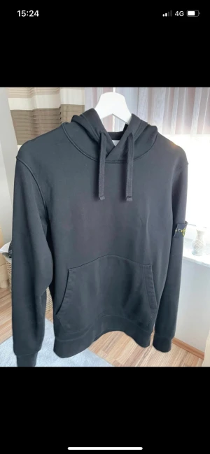 Stone island hoodie - En svart snygg stone island hoodie i storlek s. Nypris 3300. Hoodien förbeställs så frakten tar ca 3 extra arbetsdagar. Skriv om ni har fler frågor. 