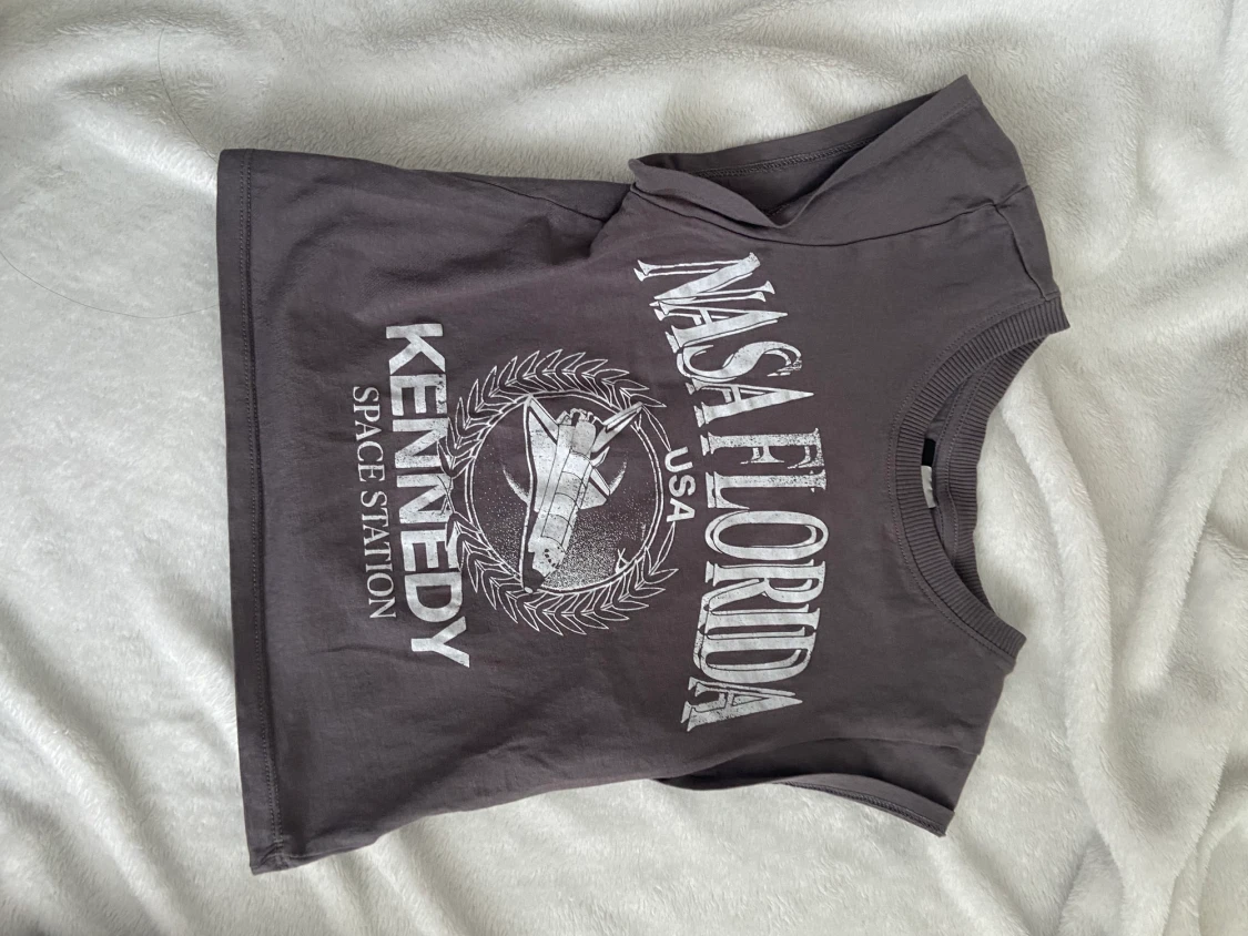 grå tröja med motov