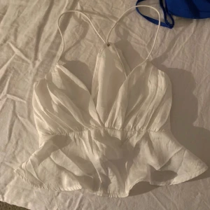 Trendig topp - En väldigt fin och söt topp  Använd få gånger  Storlek S  Köpt på Bik Bok  