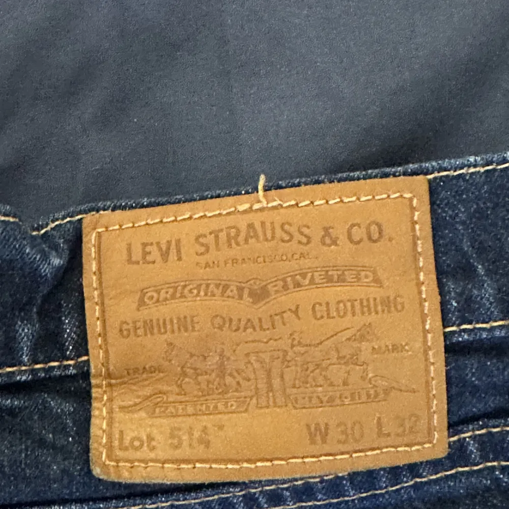 Mörkblå Levi’s. Modell 514, strl: W30 L32. Använda, bra skick.. Jeans & Byxor.
