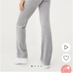 Juicy couture byxor - Säljer mina juicy byxor då dom inte kommer till användning  Dom är i jättebra skick  Vill bli av med dom snabbt så kom gärna med egna prisförslag☺️💕 Storlek M men skulle kunna passa en S oxå☺️