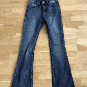 Flare jeans, aldrig använd. Midjemått:69 cm tvärs över, innerbenlängd: 84cm
