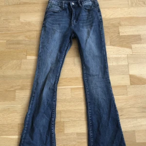 Mörk blå flare jeans - Flare jeans, aldrig använd. Midjemått:69 cm tvärs över, innerbenlängd: 84cm