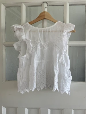 Vit blus - Fin vit blus med volang från Zara storlek M men sitter också som en S. Driekt pris 300kr +frakt. Kolla gärna in resten jag säljer!🌸