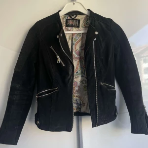 Mockajacka Jofama strl. 34 - Fin mockajacka från Jofama i storlek 34. Använd men i gott skick. Nypris över 2000 :- 