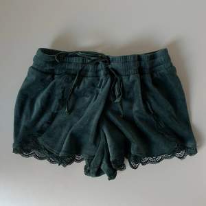 Säljer dessa helt oanvända pyjamas shorts från Hunkenmöller då de är för små. Supersöta 🤍