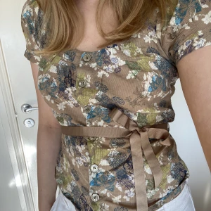 Topp - Gullig topp som säljs vidare. Finns ett band som går att knyta men även ta av. Skriv privat för frågor eller flera bilder. 70kr + frakt ❤️