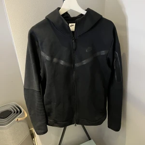 Nike tech fleece  - Tröjan är i bra beg skick inga större skador, storlek:M, pris:600kr!