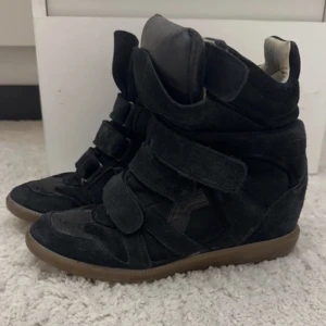 Isabel Marant skor  - Svarta marant skor! De är i storlek 39 men de är små i storleken så passar nog bättre på 38or. Äkta såklart, men har dessvärre inget kvitto. Skickar gärna fler bilder! 💗