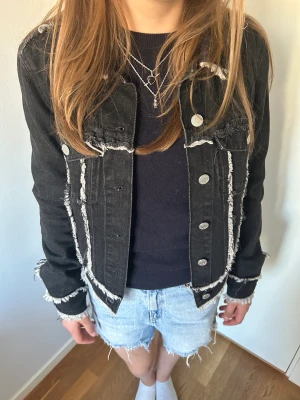 As ball jeansjacka! - Supercool och unik. Superbra skick, från weekday! Skriv vid fler frågor/bilder🙏🏽 köpare står för frakt!