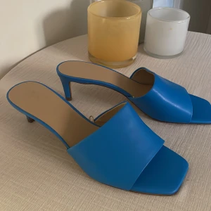 Klackar - Säljer mina oanvända klackar från H&M, endast provat dem inomhus. Säljer på grund av att de är för stora för mig. Storlek 39