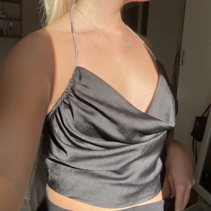 Svart topp - En jättefin svart topp från Ginatricot. Aldrig använd då den är lite stor för mig. Knytning på ryggen. 