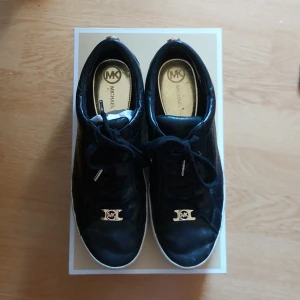 Michael Kors Sneakers - Hej! Säljer ett par svarta läder Michael Kors, Colby Sneakers eftersom de inte kommer till användning längre.   Storlek: 7½ (US) / 38 (EU). Fungerar för 37 också (har själv 37 i skostorlek). Skick: Bra skick, använt ett par gånger. Skokartong följer med 