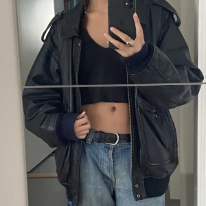 Vintage läderjacka  - Ascool vintage läderjacka köpt secondhand. Vet ej var den är från för den har ingen lapp och det står ingen storlek men skulle säga att den är en Large. Är väldigt oversized på mig som är 170. Superfint skick förutom att det finns ett hål i ena fickan.
