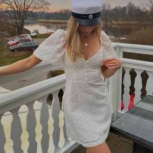 Studentklänning - Säljer en superfin studentklänning!! Liknar adooreklänningen med knappar och puffiga ärmar, fin brodering på tyget!!  Hör av dig vid fler frågor. Storlek XS🤍 Vid stort intresse blir det budgivning med start på 300kr!