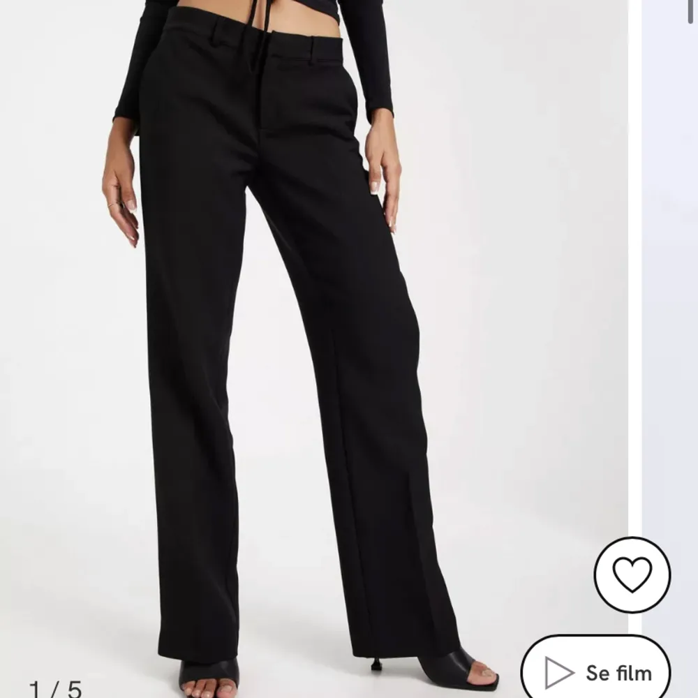 Säljer nu mina lowwaist kostymbyxor köpta för kanske lite mindre än ett halv är sedan är i okej skick lite noppriga bara, super snygga verkligen! En av mina favoritbyxor❤️ köpta nya för 499kr. Jeans & Byxor.