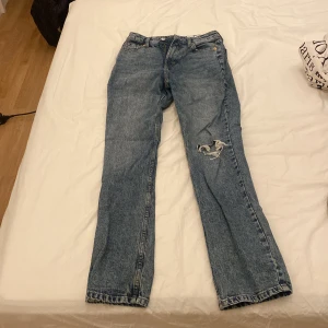 High waist vintage straight jeans mörkblå 229kr+frakt - Stl. 34. Bra skick, använda 1 gång pgd av inte min stil. Oklart vilket märke men köpta utomlands 