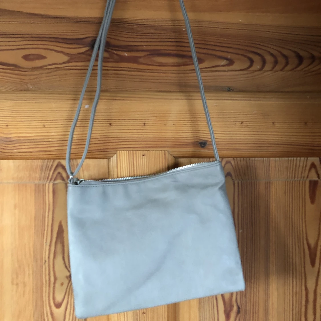 Grå axelväska  - 90