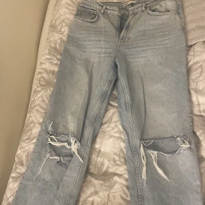 Blåa jeans - Använt endast 2 gånger passar storlek S-M