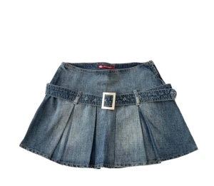 mini jeanskjol - skriv innan du klickar på köp nu! super fin och cool kjol köpt här på plick men va tyvärr för liten för mig. i perfekt skick. passar xxs - xs. lånade bilder från förra säljaren. kan mötas upp i gbg eller posta. 