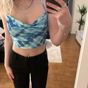 Topp - Blå mönstrig topp från Shein. Inköpt sommaren 2021 men har aldrig kommit till användning. Storlek S