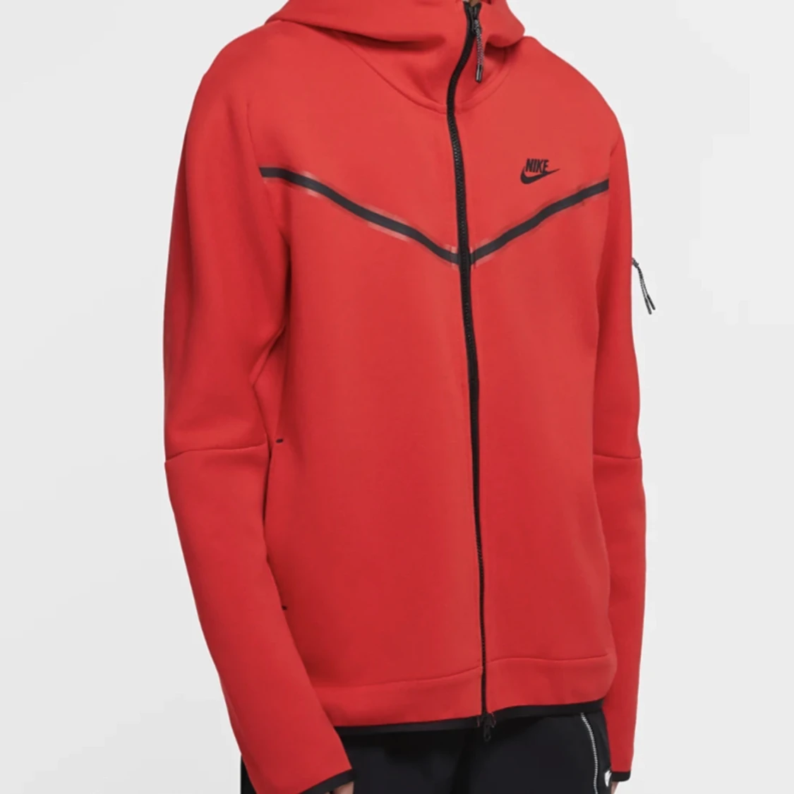 Säljer en Nike tech fleece i röd har hela setet har inte använt den så mycket den e storlek xl 