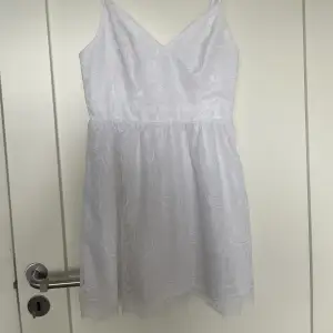 Superfin vit klänning från NAKD som passar UTMÄRKT till student eller annan skolavslutning. Eller bara midsommar😻😻