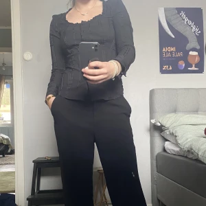 Svart blus - Svart blus från vila, urringad med väldigt smickrande passform 