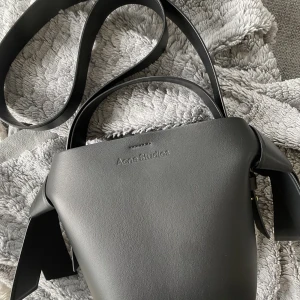 Acne väska svart 💞 - Andvänd fåtal gånger, inga skador eller förslitningar på väskan💓