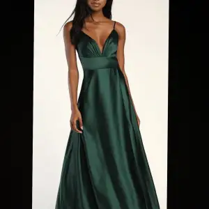 Säljer nu min superfina balklänning i storlek S. Helt fantastiskt fin grön färg! Aldrig använd då jag kommer missa balen. Köptes för 1899kr, säljes för 1500kr❤️