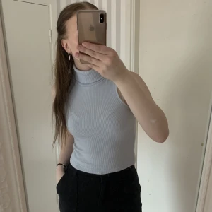 Ljusblå polotröja  - Ljusblå polotröja från bikbok, jätte mysig och skön i materialet och är perfekt nu till våren/sommarn, den är använd men ingen skada skedd🩵