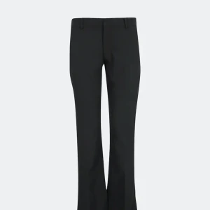 Lågmidjade kostymbyxor  - Säljer mina helt oanvända lågmidjade kostymbyxor från bikbok i modellen Vera! Väldigt små i storleken så skulle säga att de passar en strl 38-40!!💕