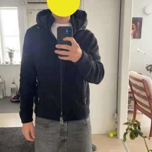 Moncler cardigan - Svart Moncler cardigan i storlek L som sitter som M, sjukt ovanlig modell som är perfekt för vår och höst dagar samt sommarkvällar, toppskick - väldigt sparsamt använd! Nypris över 8000 kr men svinsvår att få tag på!  Pris: 5500 kr