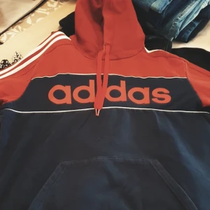 Adidas hoddie  - Säljer en Adidas Hoddie i relativt bra skick . 