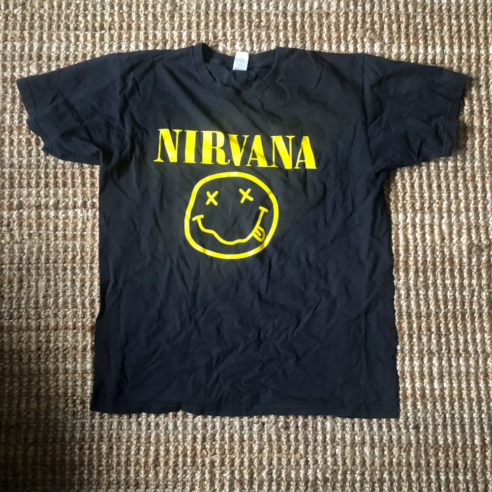 Nirvana t-shirt i fint skick. Står att det är storlek L men den e typ M. T-shirts.