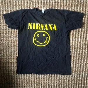 Nirvana tshirt  - Nirvana t-shirt i fint skick. Står att det är storlek L men den e typ M