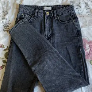 gråa/svarta jeans i fint skick!🫶 