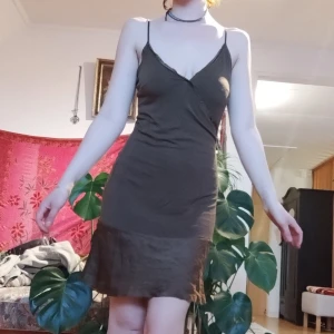 Festklänning - Jättefin festklänning från DAY Briger & Mikkelsen. Storlek XS. Perfekt nu till avslutningar och liknande evangemang när man vill vara extra fin! 💫 Frakt ingår inte i priset.