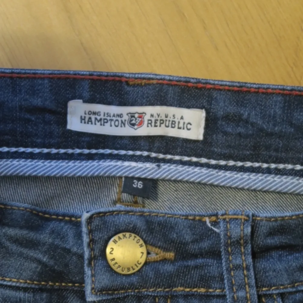 Snygga jeans i strl 36,använda fåtal gånger, är i nyskick!jag är 173 cm lång❤️❤️. Jeans & Byxor.