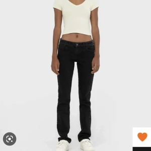 Lågmidjade jeans - Säljer mina supersnygga och eftertraktade stradivariusjeans som tyvvär är försmå! 