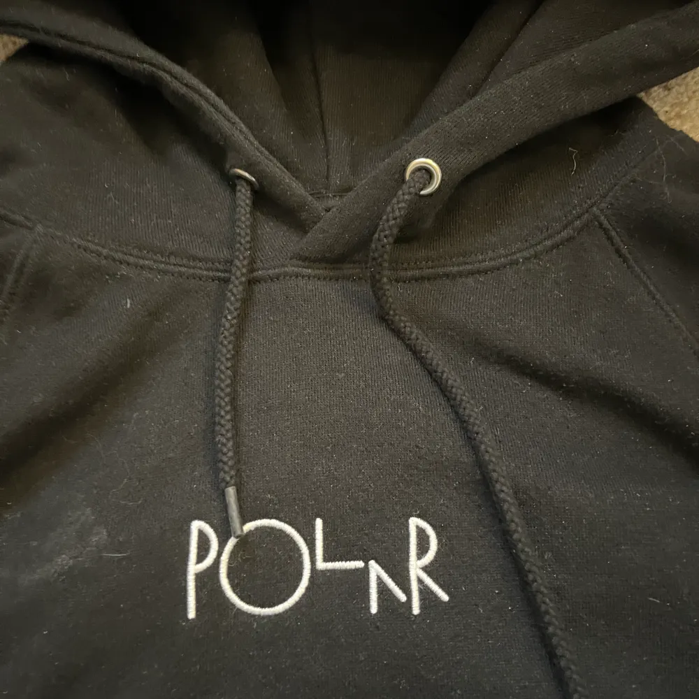 Svart polar hoodie, köpt på junkyard för ca 700 på rea, bra skick men det är lim på högra armen som inte går bort men inget man tänker på så mycket, storlek xs:). Hoodies.