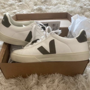 Veja Campo Sneaker - Helt nya Veja campo Sneakers Storlek 39 Kommer i orginal låda