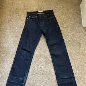 Mörkblåa jeans från Junkyards egna märke, storlek 26, köpt i somras, bra skick men finns märke från att jag har vikt dom då de är för lång på mig (155cm)