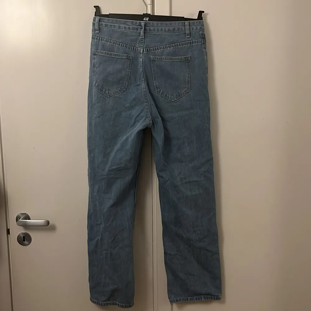 Fina jeans med hål på knäna! Köpta second hand och säljes p.g.a kommer inte till an användning. Så dessa söker ett nytt hem! (Spegeln är lite smutsig, men plagget är helt rent!)⭐️. Jeans & Byxor.