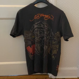 Ed hardy t-shirt - Säljer denna t-shirt då den inte har kommit till användning. Storlek XXL. Sitter baggy på mig som brukar ha S/M. Bra skick💞 Använder ej köp nu funktionen. Köpare står för frakt!