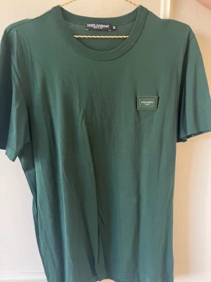 Dolce & Gabbana t-shirt - Äkta Dolce & Gabbana t-shirt i storlek 52 motsvarar herr L. 