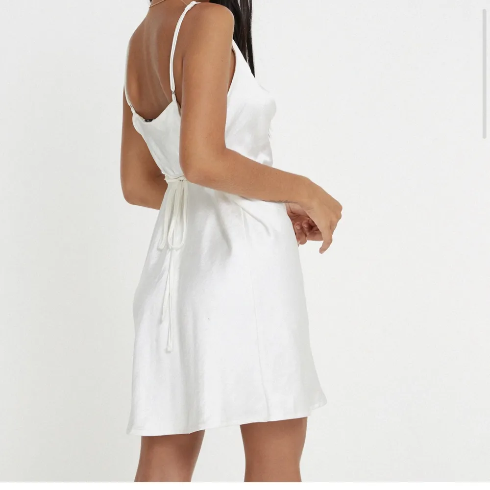 Säljer den här jätte söta vita klänningen som jag själv hade på mig på min student😍Endast använd 2 gånger. Och man kan dra åt banden så den sitter ännu bättre🥰den är från Motel Rocks och jag köpte den för 550 säljes för 350 +frakt💕skriv för fler bilder. Klänningar.