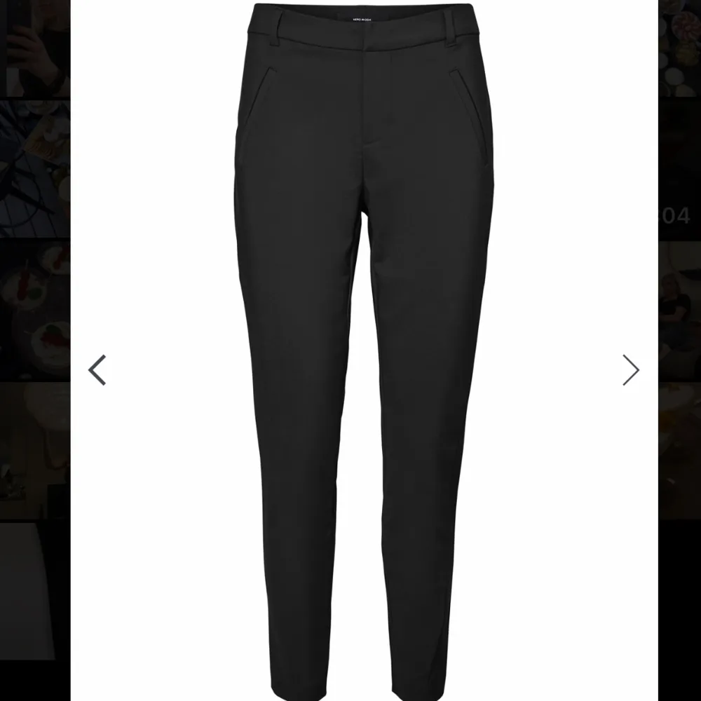 Svarta ankellånga kostymbyxor från VERO MODA med snedställda fickor och med en fin söm längs smalbenen. Använda 2 gånger✨ nypris 499kr. Jeans & Byxor.